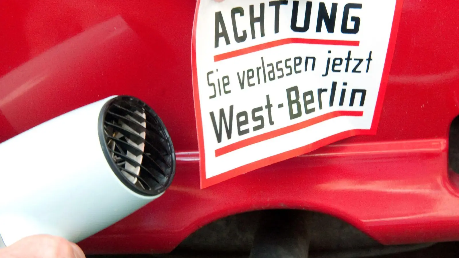 Wärme hilft: Sonneneinstrahlung oder Föhn erleichtern das Ablösen. (Foto: Alex Ehlers/dpa-tmn)