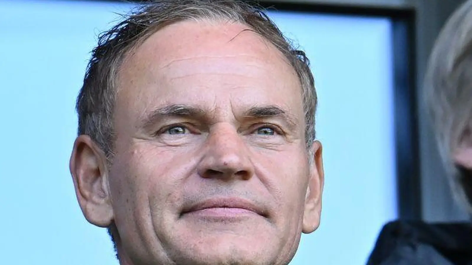 Oliver Blume (M), Vorstandsvorsitzender der Volkswagen AG, steht bei einem Spiel des VfL Wolfsburg auf der Tribüne. (Archivbild) (Foto: Swen Pförtner/dpa)