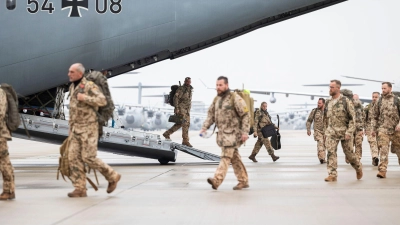 Soldaten verlassen nach der Landung ein Transportflugzeug auf dem Fliegerhorst Wunstorf. (Foto: Michael Matthey/dpa)