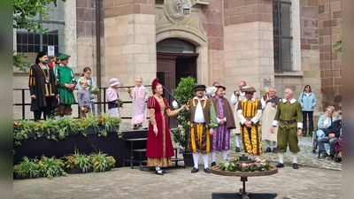 Das Bürgermeisters Töchterlein (Dajana Pissors, im roten Kleid) steigt für den Tanz von der Bühne herab. (Foto: Anna Franck)