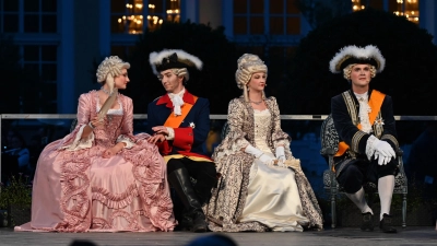 Familientreffen bei Hofe: Mitglieder des Heimatvereins in den Rollen der Markgräfinnen von Bayreuth und Ansbach, des preußischen Königs und des Ansbacher Markgrafen Carl Wilhelm Friedrich. Die Leistung der Laiendarsteller wurde vom Publikum gelobt. (Foto: Manfred Blendinger)
