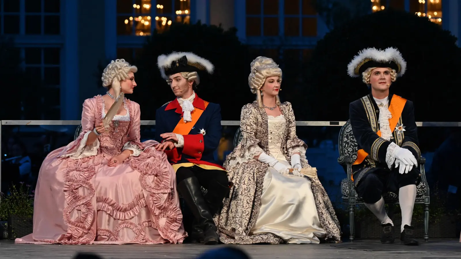 Familientreffen bei Hofe: Mitglieder des Heimatvereins in den Rollen der Markgräfinnen von Bayreuth und Ansbach, des preußischen Königs und des Ansbacher Markgrafen Carl Wilhelm Friedrich. Die Leistung der Laiendarsteller wurde vom Publikum gelobt. (Foto: Manfred Blendinger)