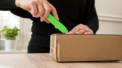 Teure Technik bestellt, aber wertloses Anderes bekommen? Verbraucherschützer empfehlen, vor dem Öffnen das Paket zu wiegen und zu fotografieren. (Foto: Christin Klose/dpa-tmn)