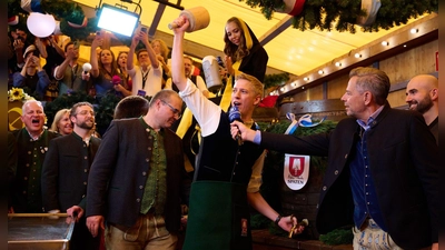 OB Krause hatte am Samstag seinen ersten Oktoberfest-Anstich souverän gemeistert. (Foto: Sven Hoppe/dpa)