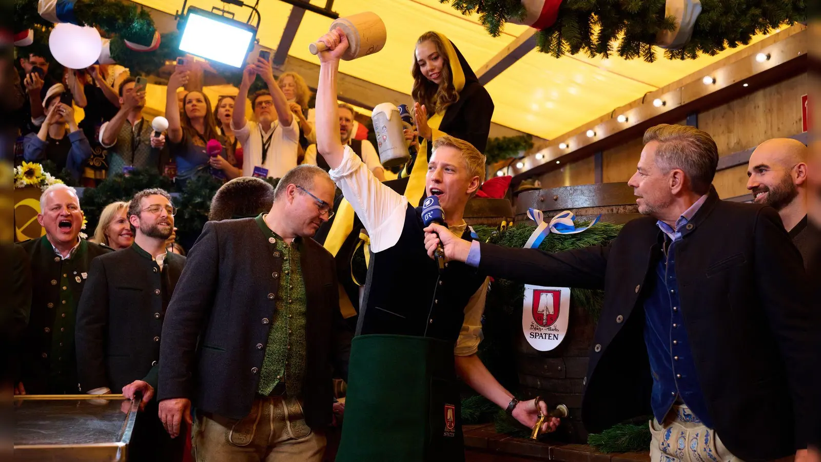 OB Krause hatte am Samstag seinen ersten Oktoberfest-Anstich souverän gemeistert. (Foto: Sven Hoppe/dpa)