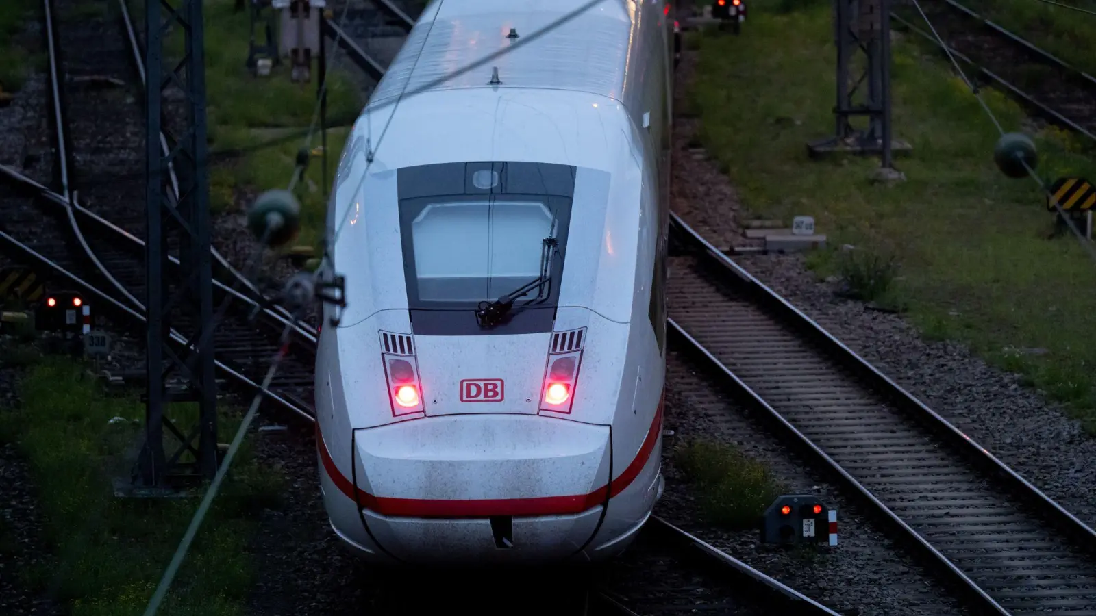 Die Deutsche Bahn stellt ihren Fahrplan um. (Symbolbild) (Foto: Sven Hoppe/dpa)