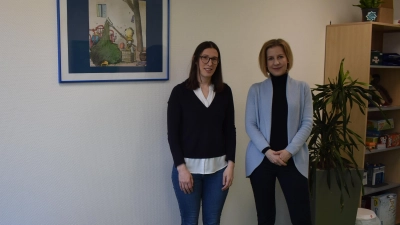 Dr. Kathrin Herrmann (rechts) und Dr. Dorothee Richter zeigen beim Rundgang durch die Psychiatrische Institutsambulanz für Kinder und Jugendliche in Neustadt einen der hellen und freundlichen Räume. (Foto: Ute Niephaus)