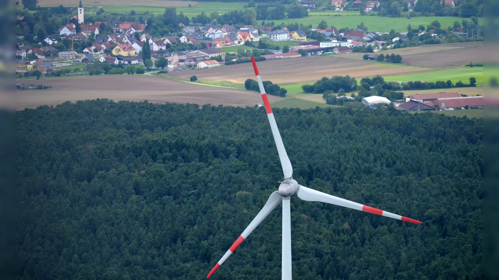 Windrad bei Diespeck: Der Landkreis Neustadt/Aisch-Bad Windsheim bleibt energieautark. Doch es gibt einen Haken. (Foto: Johannes Hirschlach)