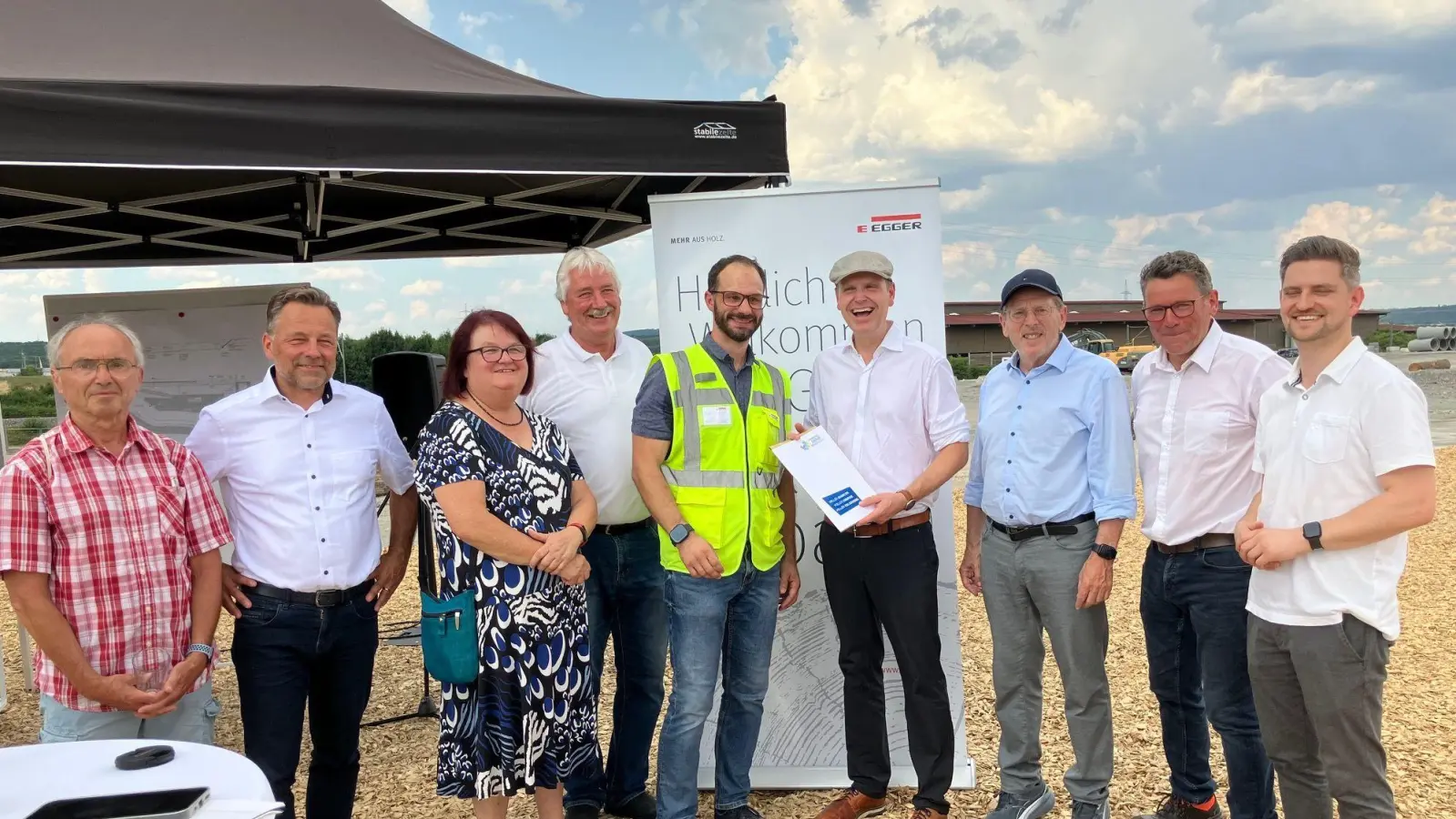 Zur Übergabe des Wasserrechtsbescheids für die innovative Regenrückhaltung der Firma Egger durch Landrat Dr. Christian von Dobschütz (Vierter von rechts) an Werksleiter Markus Scheran (Fünfter von links) hatten sich unter anderem eingefunden (von links): Harald Trabert vom Klimaforum des Landkreises, Wasserwirtschaftsamtsleiter Thomas Keller und die stellvertretenden Landräte Ruth Halbritter und Reinhard Streng sowie (von rechts) Kreisbaumtsleiter Maximilian Geßler, Bürgermeister Klaus Nölp und stellvertretneder Landrat Hans Herold. (Foto: Katharina Schech)