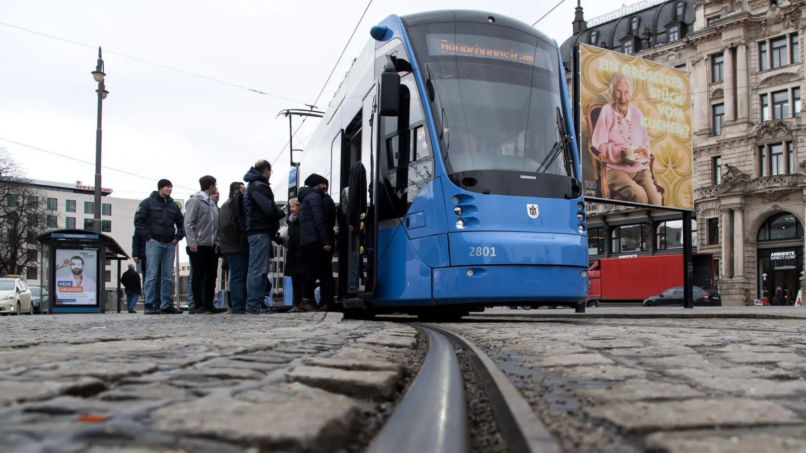 Einige Fahrer wollen keine Bahnen mit Bundeswehr-Werbung fahren. (Archivfoto) (Foto: Sven Hoppe/dpa)