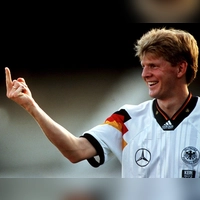 Effenbergs Stinkefinger: Von dem berühmten Moment am 27. Juni 1994, als er während des dritten WM-Gruppenspiels gegen Südkorea gnadenlos ausgepfiffen wurde und darauf den Fans den ausgestreckten Mittelfinger zeigte, gibt es allerdings kein Foto. Daher wird in diesem Zusammenhang meistens dieses Bild verwendet, das bereits 1992 entstanden ist. Es zeigt eine eher spaßige Szene mit Jürgen Kohler.  (Foto: Bongarts)