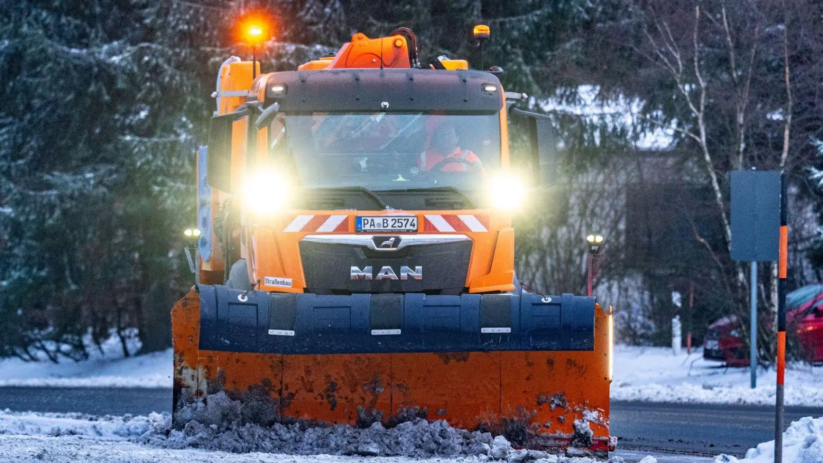 Bei Schnee und Glätte war es zuletzt zu vielen Unfällen im Freistaat gekommen. (Foto: Armin Weigel/dpa)