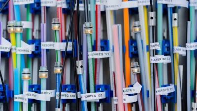 Der Bau von Glasfaserleitungen kann von wenigen Wochen bis zu mehr als einem Jahr dauern. (Archivbild) (Foto: Rolf Vennenbernd/dpa)