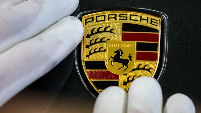 Porsche muss wegen Überschwemmungsschäden bei einem Aluminium-Zulieferer seine Prognosen senken.  (Foto: Jan Woitas/dpa)