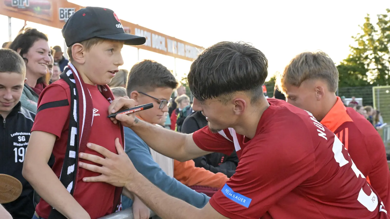 Kennt den Xaver-Bertsch-Sportpark: Dustin Forkel, hier noch für den 1. FC Nürnberg beim Testspiel in Ansbach mit dem Stift aktiv, spielt jetzt für Regensburg. (Foto: Martin Rügner)