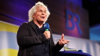 Sir Simon Rattle, designierter Chefdirigent, spircht bei einer Pressekonferenz. (Foto: Matthias Balk/dpa)