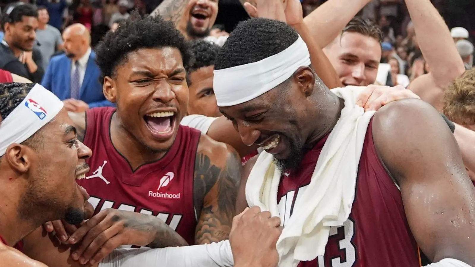 Bam Adebayo (rechts) wurde von Fans und Mitspielern für seine 83 Punkte gefeiert. (Foto: Rebecca Blackwell/AP/dpa)
