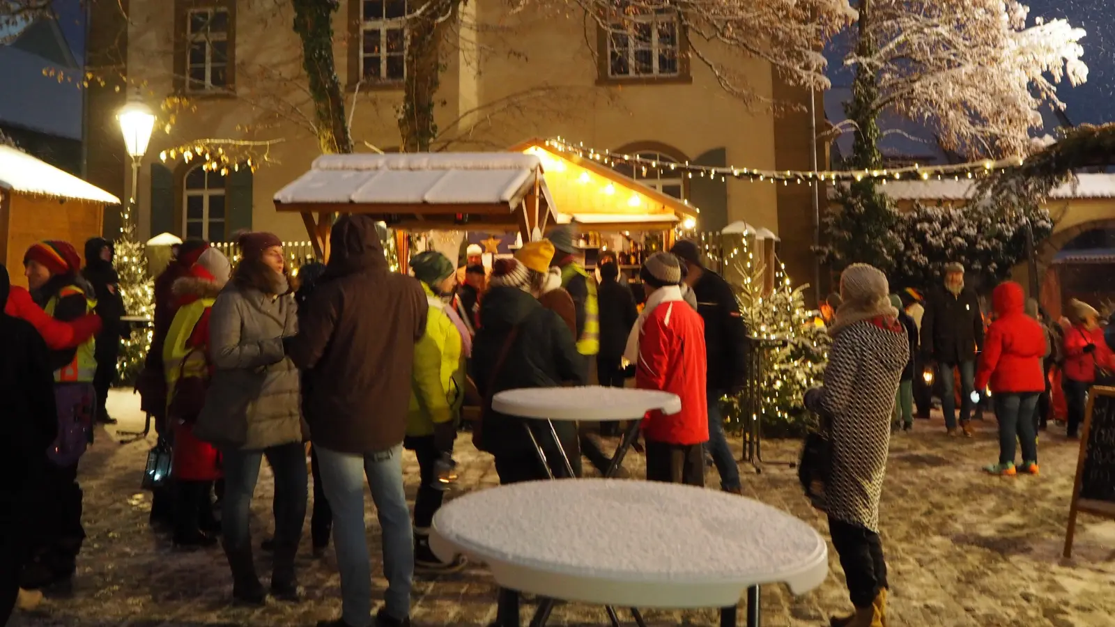 Reges Treiben auf dem Feuchtwanger Weihnachtsmarkt bei Schnee: Im vergangenen Jahr tummelten sich viele Menschen auf dem Kirchplatz. (Archivfoto: Erich Herrmann)