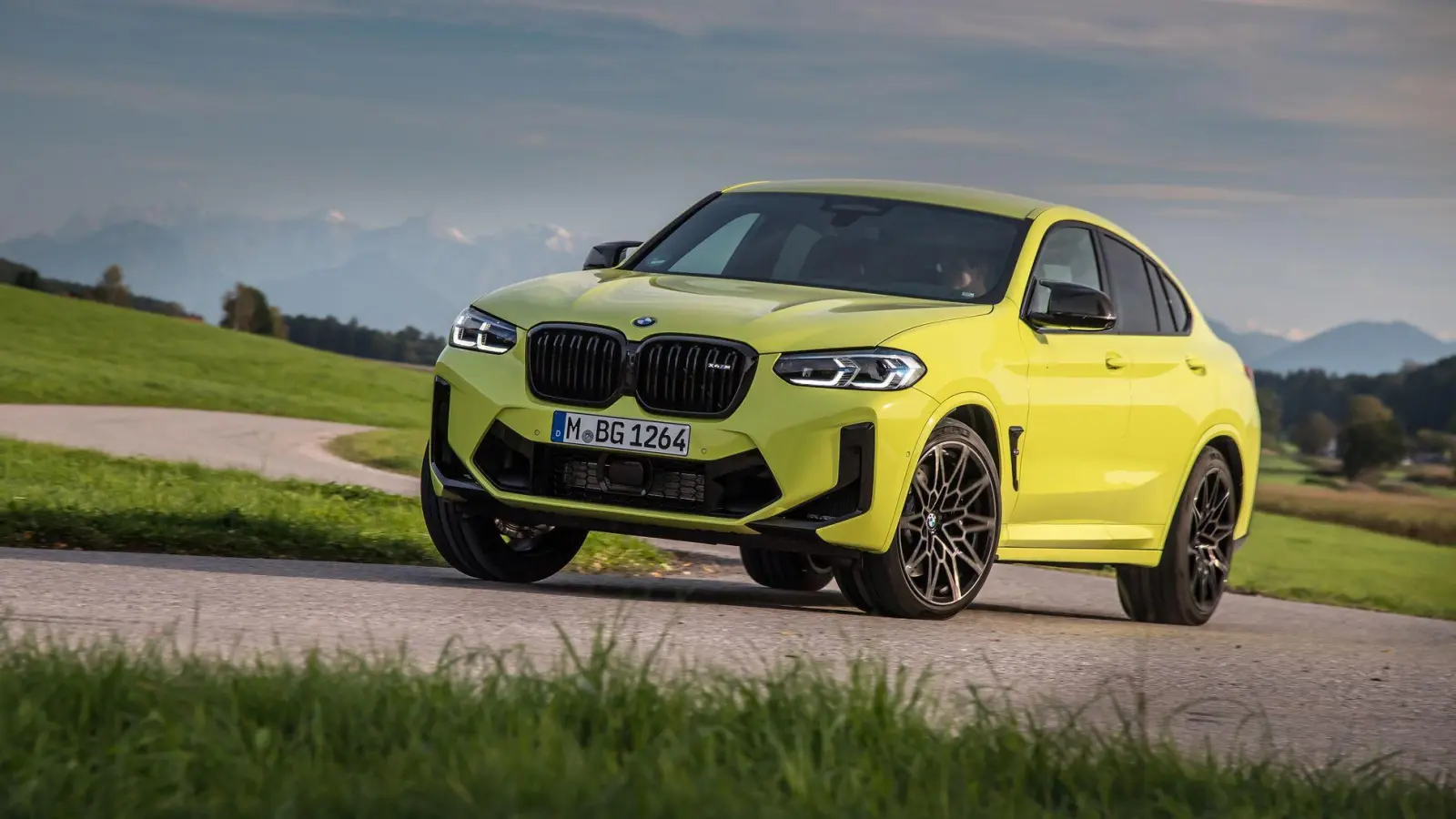 Was es nicht alles gibt! Ein Gefährt in Geländewagen-Optik, aber mit coupéhafter Linie und sportlichen Fahrleistungen - Autos wie der X4 von BMW machen's schon länger möglich. (Foto: Uwe Fischer/BMW AG/dpa-tmn)
