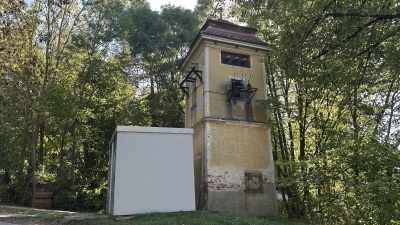 Zieht bald nach Bad Windsheim um: Das Trafohaus „Station 1”, das seit über 100 Jahren am Gasberg in Leutershausen steht.  (Foto: Gudrun Bayer)
