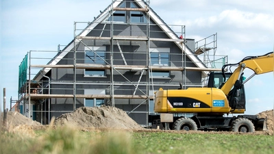 Fördermittel gibt es für Häuser mit bestimmtem Energiestandard und umweltfreundlicher Heizung. (Illustration) (Foto: Hauke-Christian Dittrich/dpa/dpa-tmn)