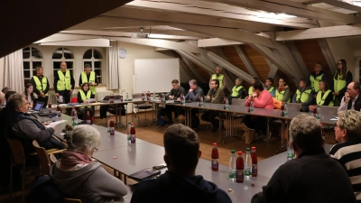 Die Bürgerinitiative gegen das geplante Umspannwerk bei Hohlweiler/Oberlaimbach war vielköpfig im Bürgersaal zu Gast. Das Sprecherquartett mit (auf der Fensterseite stehend, von links) Uwe Barthelmeß, Manfred Pettkus, Konrad Ohlmann und (sitzend) Renate Harbeit trug dem Ratsgremium und den übrigen Zuhörern ihr Schreiben vor. (Foto: Andreas Reum)