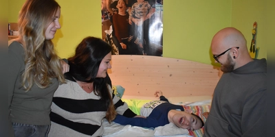 Elisa, Jasmin und Christof Bien (von links) kümmern sich neben ihrer Mama um den schwerstbehinderten Bruder und Schwager Florian. Der 1999 geborene junge Mann ist rund um die Uhr auf Betreuung angewiesen. (Foto: Ute Niephaus)