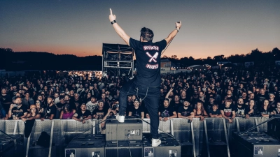 Beim diesjährigen Meadow-Festival heizten die Emil Bulls als Hauptact am Samstag ihren Fans kräftig ein:<br> (Foto: Timo Ehlert)