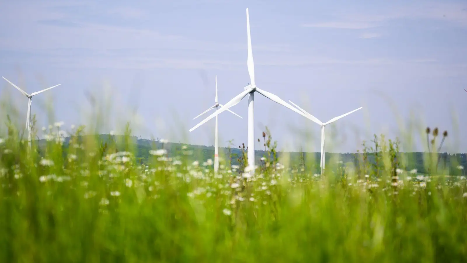 Beim Bau von Windrädern macht Deutschland Fortschritte. Doch in anderen Bereichen hakt es beim Klimaschutz weiter. (Foto: Julian Stratenschulte/dpa)