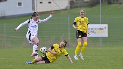 Wie im Spiel gegen den 1. FC Nürnberg (links Jacqueline Baumgärtel) half aller Einsatz nichts: Die Weinbergerinnen Sara Hofmann (Mitte) und Abwehrchefin Anna Horwath mussten in Bochum kurz vor Schluss noch den 2:2-Ausgleich hinnehmen. (Foto: Martin Rügner)