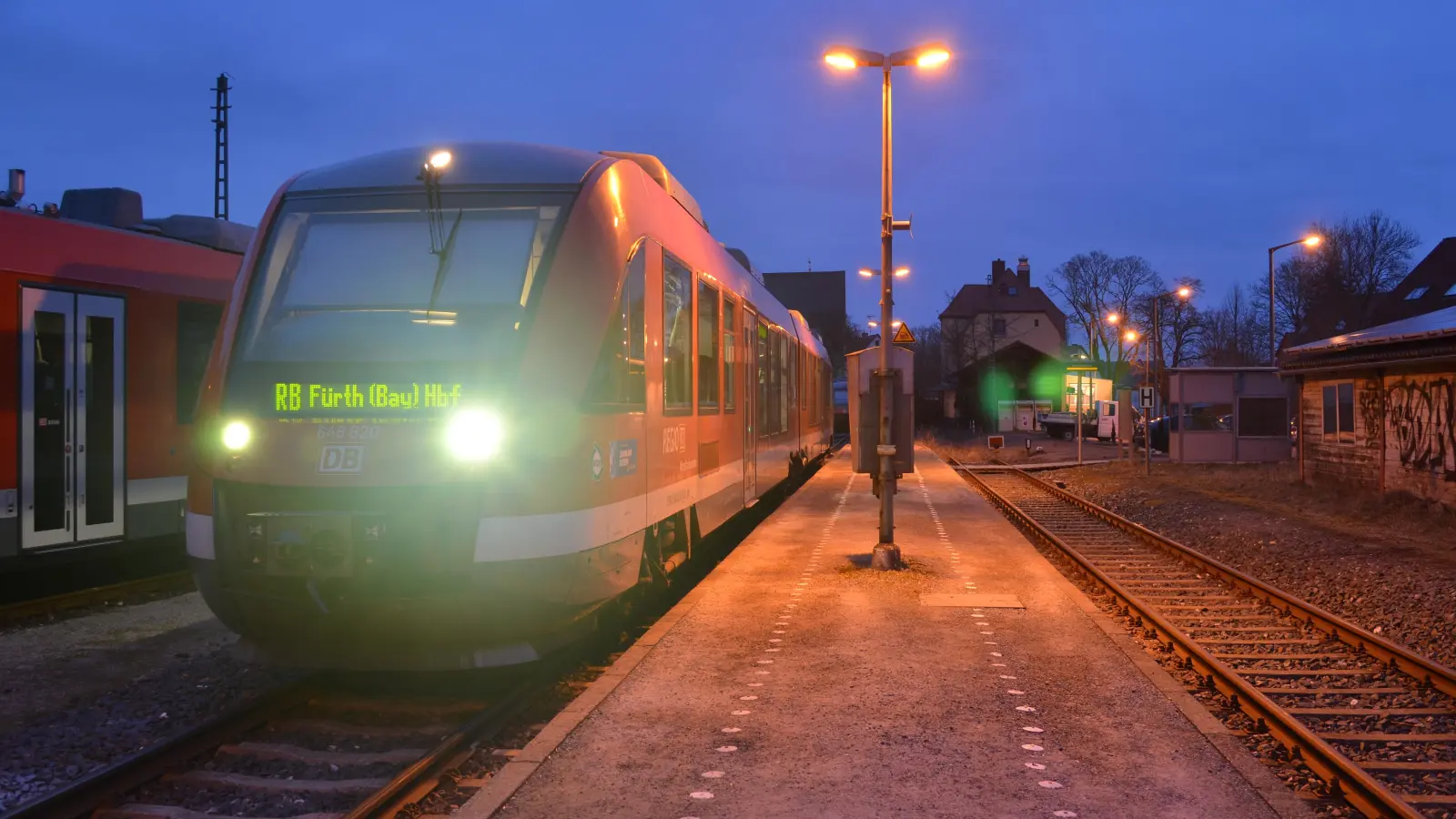 Seit dem frühen Freitagmorgen ging auf den Bahnstrecken in Westmittelfranken nichts mehr, hier ein DB-Zug in Markt Erlbach. (Archivbild: Johannes Hirschlach)