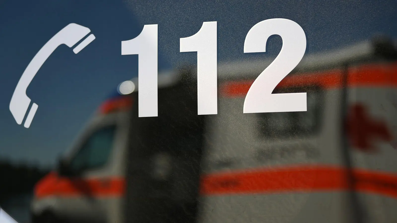 Mehrere Rettungswagen waren im Einsatz. (Symbolbild) (Foto: Patrick Seeger/dpa)