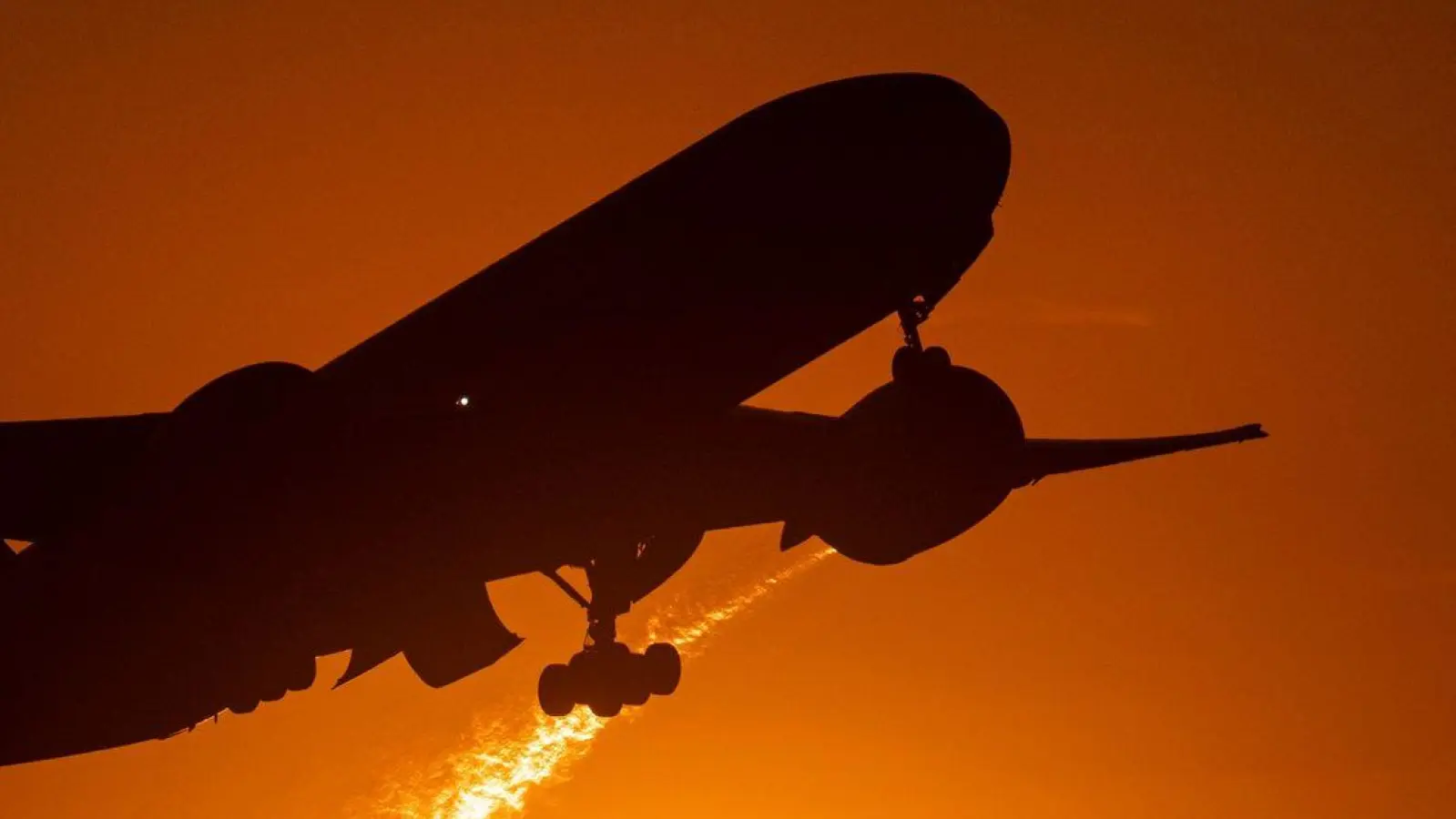 Ab in den Urlaub - viele reisen besonders gern mit dem Flieger. (Foto: Boris Roessler/dpa)