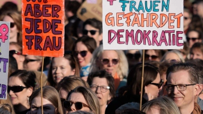 Die Polizei sprach von 6700 Teilnehmerinnen und Teilnehmern, die Veranstalter von 13.000 Menschen. (Foto: Carsten Koall/dpa)