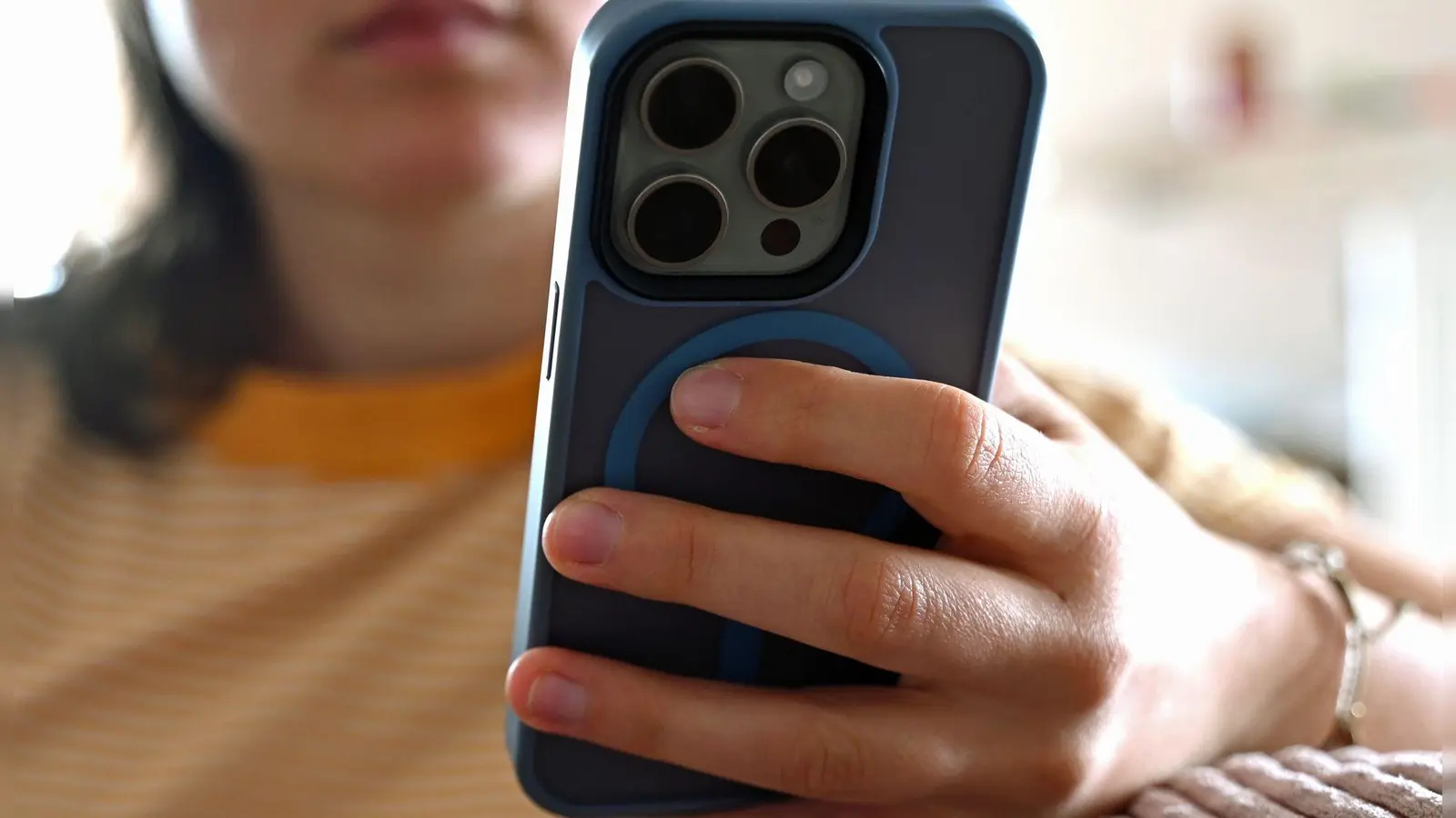 Online-Anzeigen mit dem Kürzel „TG-T“ locken Minderjährige in gefährliche Situationen: Hinter harmlos wirkenden Angeboten verbergen sich sexuelle Ausbeutung und Missbrauch. (Foto: Elisa Schu/dpa/dpa-tmn)