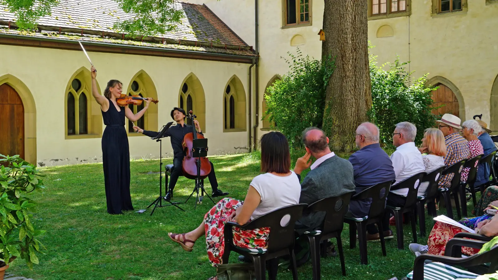 Im Innenhof des RothenburgMuseums begann das Wandelkonzert „Jüdisches Leben in Rothenburg“. Die Geigerin Franziska Hölscher und der Cellist Tsu-Shao Chao interpretierten dort unter anderem einen Satz aus Maurice Ravels Sonate „A la mémoire de Claude Debussy“. (Foto: Elke Walter)