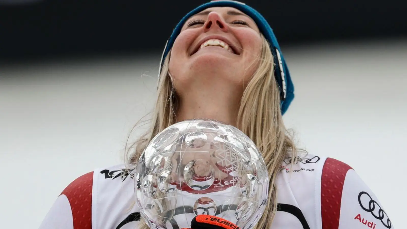 Nach ihrem Abfahrtssieg jubelt Cornelia Hütter mit der Kristallkugel-Trophäe. (Foto: Alessandro Trovati/AP/dpa)