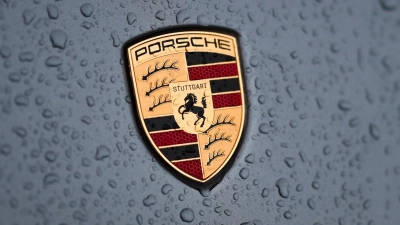 Bei Porsche wird aktuell über ein zweites Sparpaket verhandelt. (Archivbild) (Foto: Christoph Schmidt/dpa)