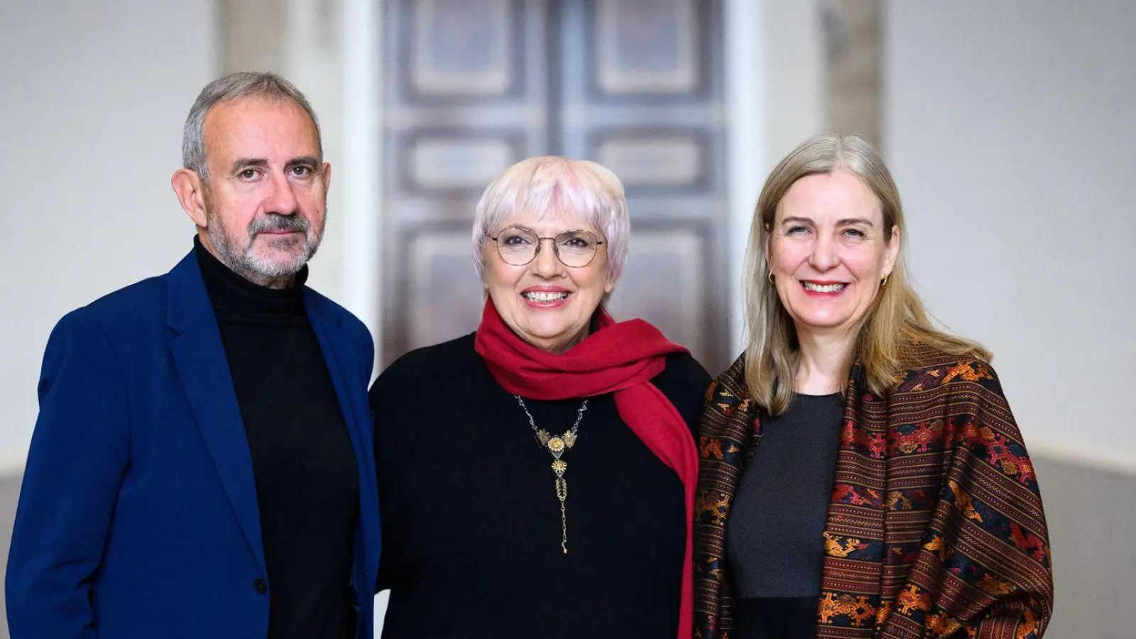 Kulturstaatsministerin Claudia Roth, der scheidende SPK-Präsident Hermann Parzinger und die designierte SPK-Präsidentin Marion Ackermann sind erleichtert über den Beschluss der Reform. (Foto: Bernd von Jutrczenka/dpa)