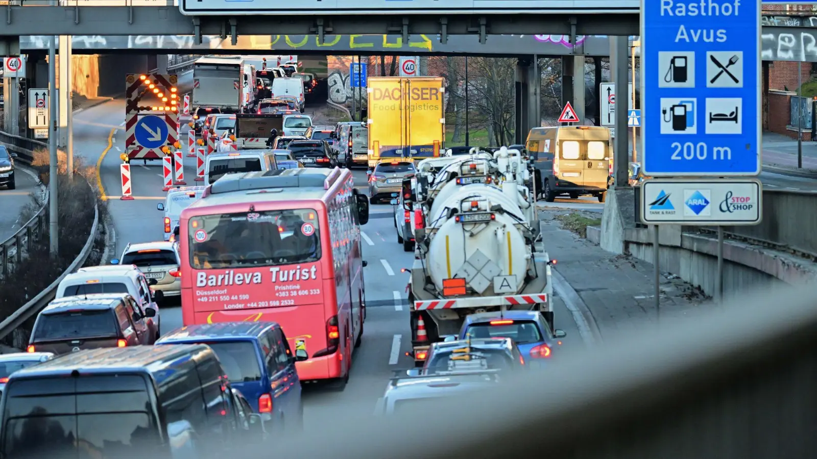 Die Vollsperrung der Ringbahnbrücke sorgt für lange Staus im Westen Berlins.  (Foto: Sebastian Gollnow/dpa)