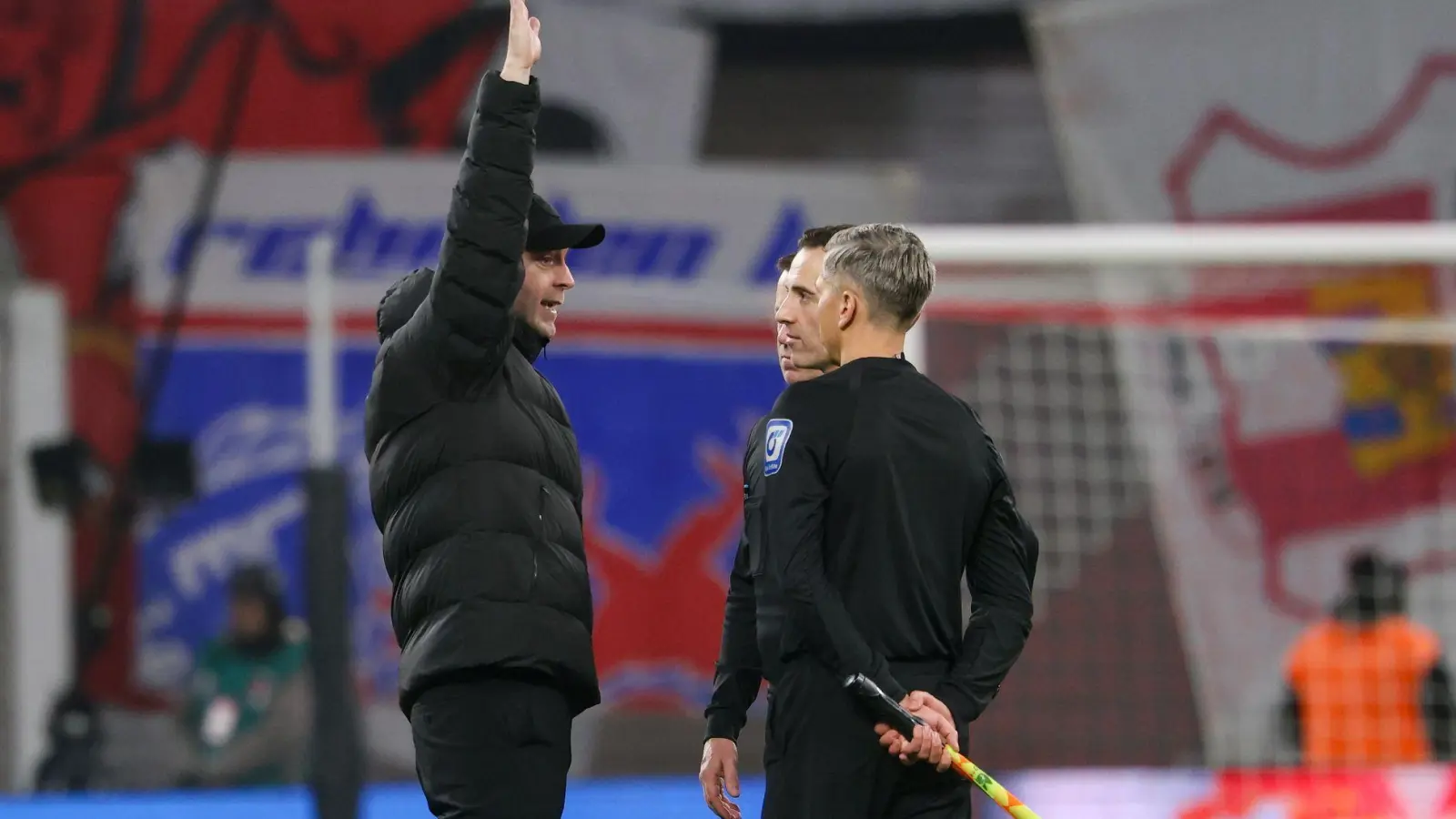  Trainer Ole Werner (RB Leipzig) diskutiert mit dem Schiedsrichterteam um Schiedsrichter Benjamin Brand. (Foto: Jan Woitas/dpa)