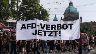 Bei einer Demonstration in Leipzig im August 2024 fordern Teilnehmer ein AfD-Verbot. (Archivbild) (Foto: Sebastian Willnow/dpa)