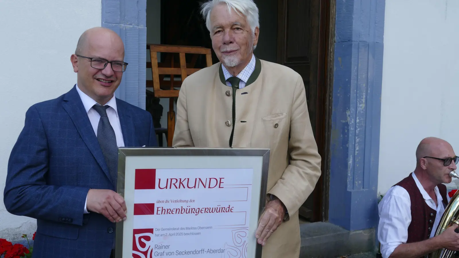 Bürgermeister Reiner Hufnagel (links) ernannte Rainer Graf von Seckendorff–Aberdar zum Ehrenbürger von Obernzenn. (Foto: Helmut Meixner)