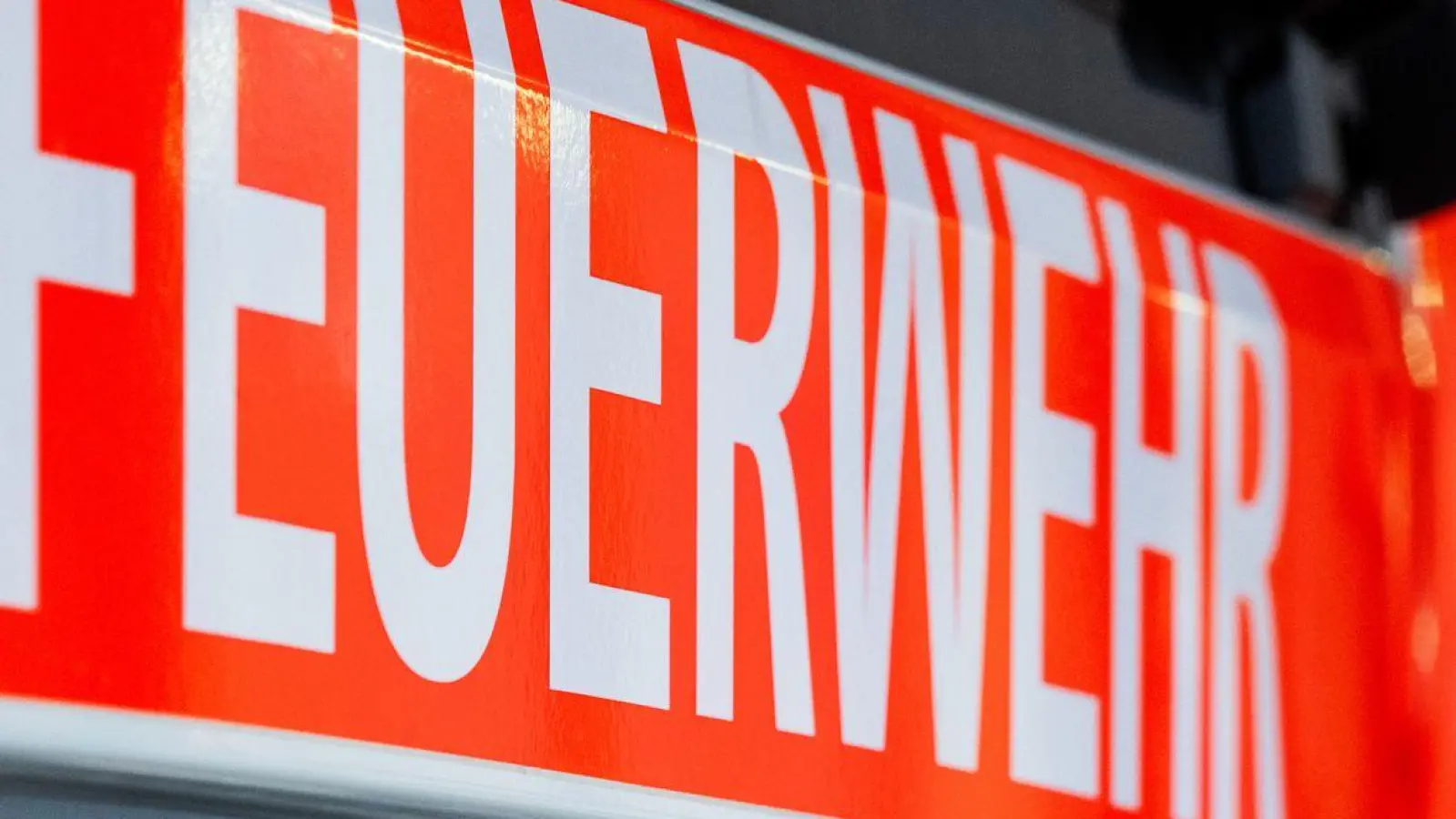 Feuerwehrleute löschen den brennenden Schwerlasttransporter. (Symbolbild) (Foto: Soeren Stache/dpa)