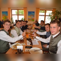 Gute Laune und fröhliche Gemeinschaft sind das Kennzeichen der Kirchweih in „Bradna“.  (Foto: Peter Tippl)