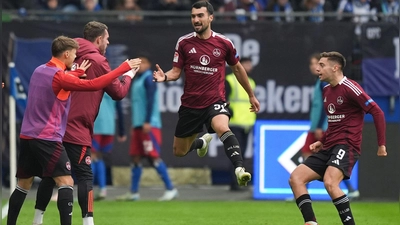 Mahir Emreli (M) jubelt nach seinem Ausgleichstor für den FCN. (Foto: Marcus Brandt/dpa)