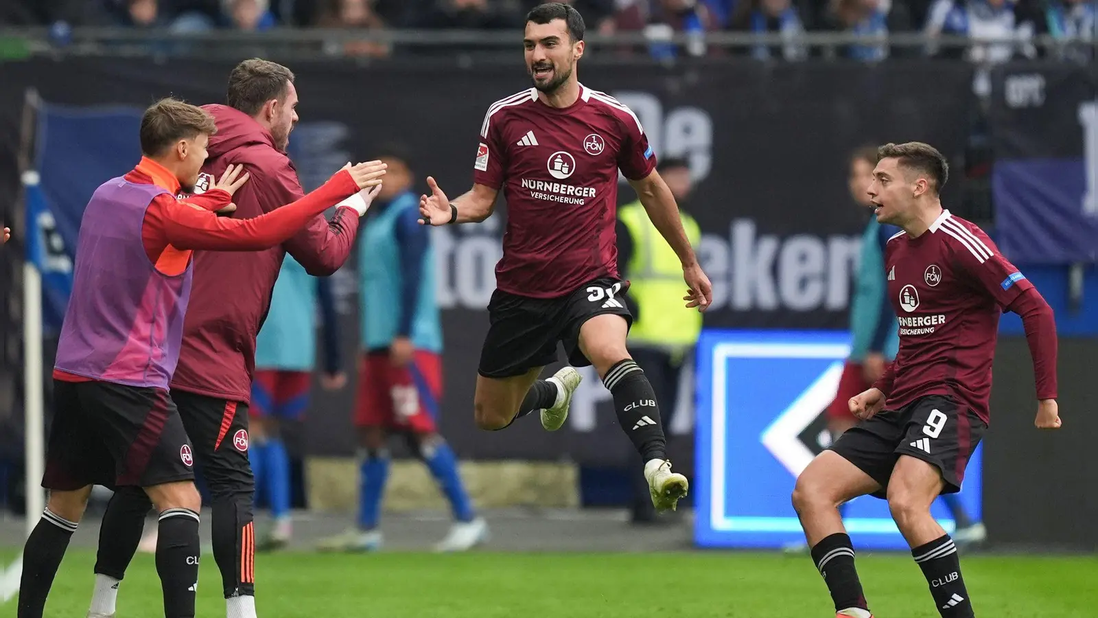 Mahir Emreli (M) jubelt nach seinem Ausgleichstor für den FCN. (Foto: Marcus Brandt/dpa)