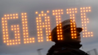 Aufgrund von Glatteis kam es in Bayern am Wochenende zu Unfällen. (Symbolbild) (Foto: Marijan Murat/dpa)