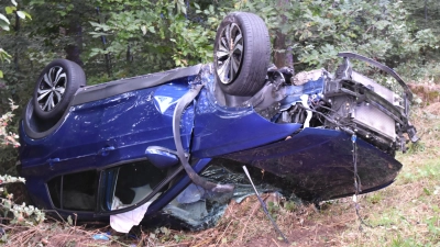 Völlig zerstört landete das Auto zwischen Diespeck und Dettendorf auf dem Dach.  (Foto: Anita Dlugoß)