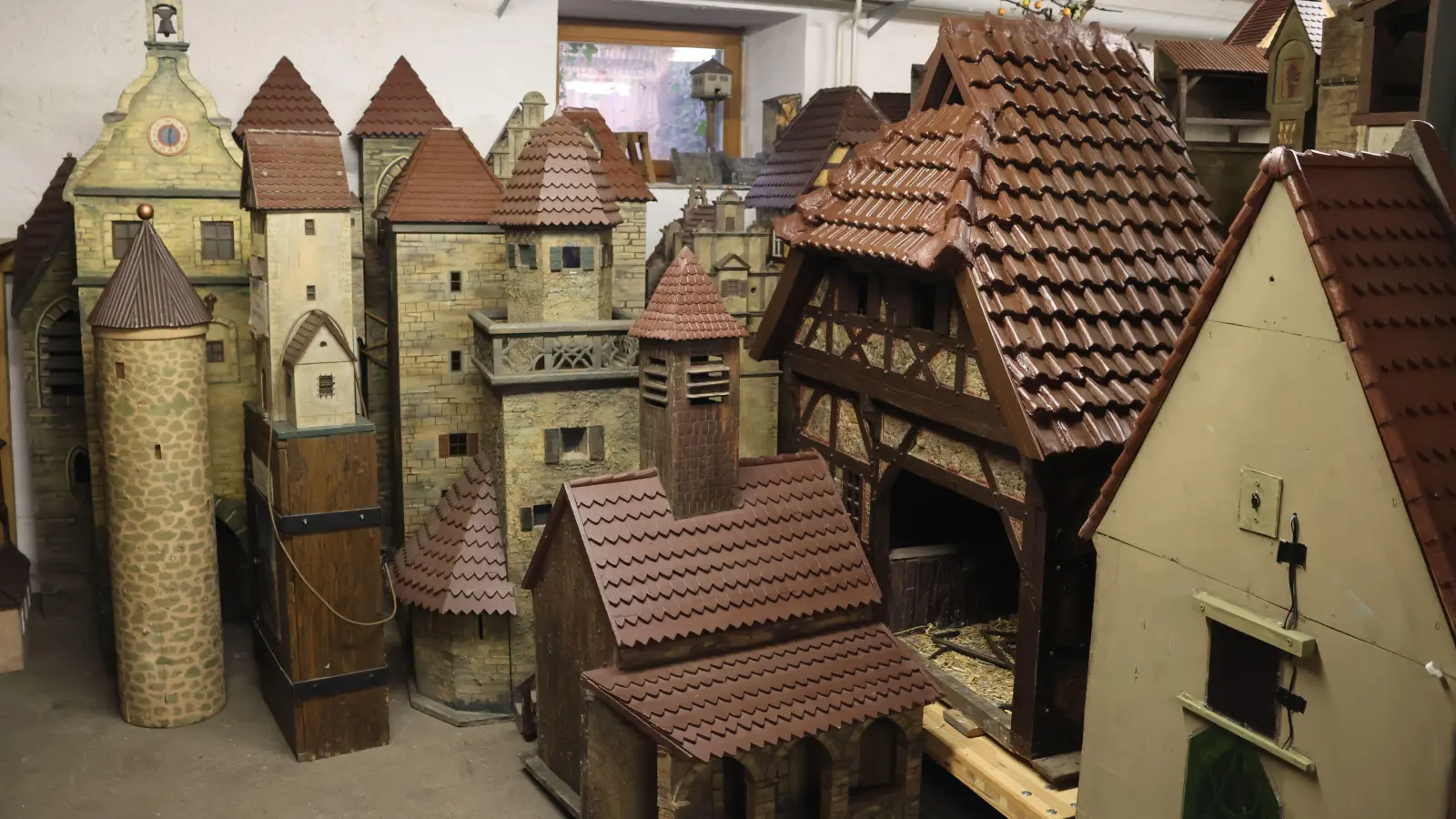 Der Stall von Bethlehem in Dinkelsbühler Ausprägung ist mit echten Ziegeln gedeckt und wiegt rund 200 Kilogramm. (Foto: Martina Haas)